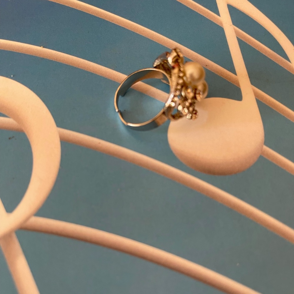 Custom Adjustable Rhinestones and pearls ring - Picture 4 of 5